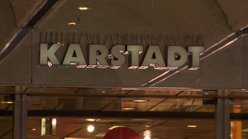 Karstadt-Logo am Eingang