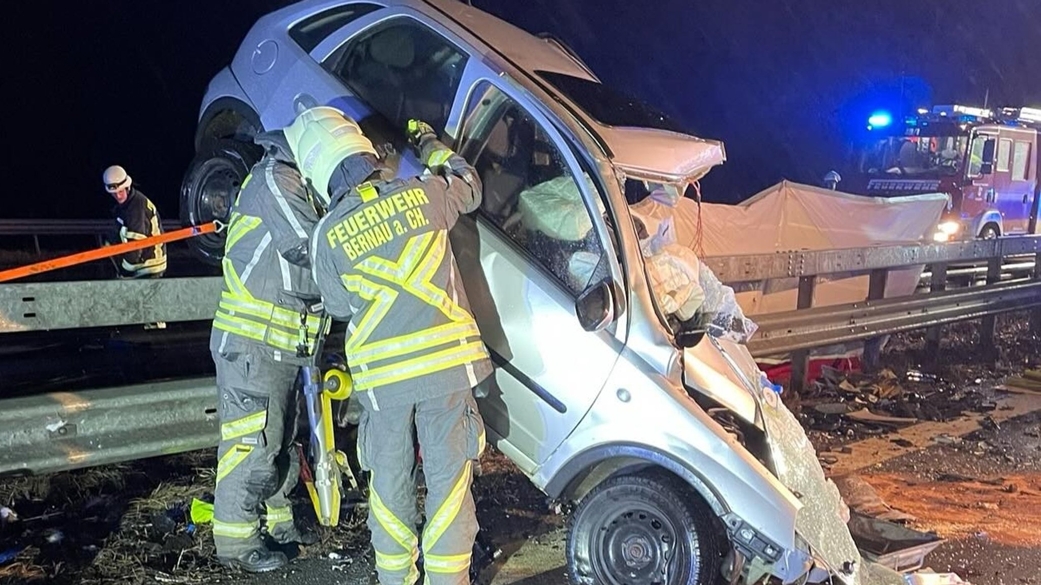 Feuerwehr Bernau im Einsatz nach Geisterfahrer-Unfall auf A8 am Chiemsee