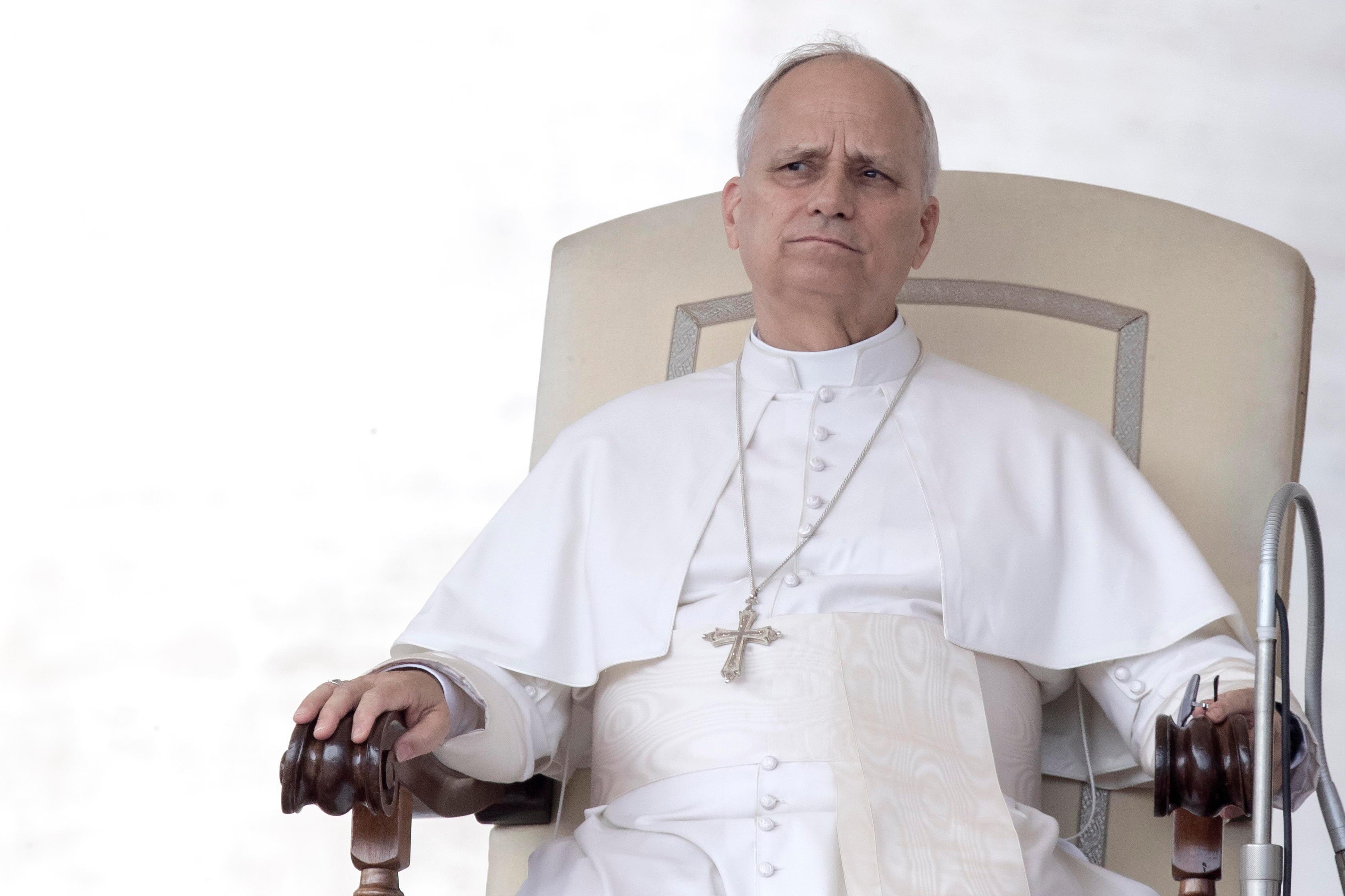 Papst Leo XIV. auf einem Stuhl.