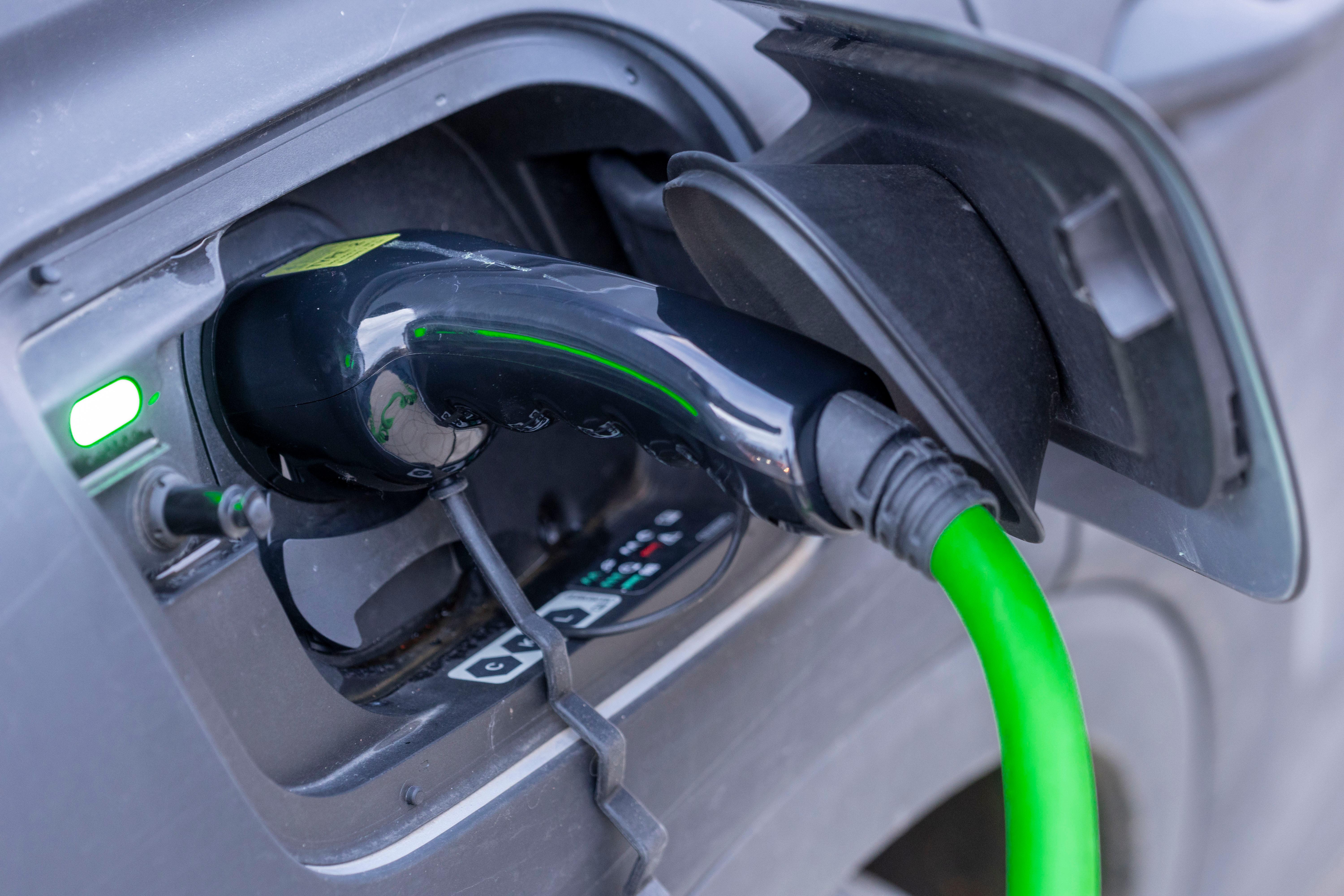 An der Ladesäule eines regionalen Stromanbieters wird ein Elektroauto mit Strom aufgeladen.