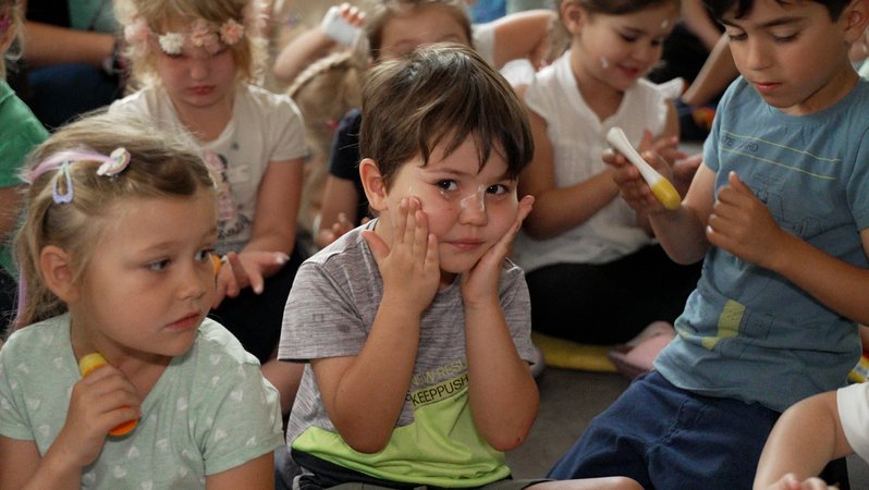 Eincremen – und ja nicht Nase, Hals und Ohren vergessen. Die Kinder der Kita St. Antonia in Buchloe üben, wie man sich vor der Sonne schützt. | Bild: BR/Michael Frick Eincremen – und ja nicht Nase, Hals und Ohren vergessen. Die Kinder der Kita St. Antonia in Buchloe üben, wie man sich vor der Sonne schützt.