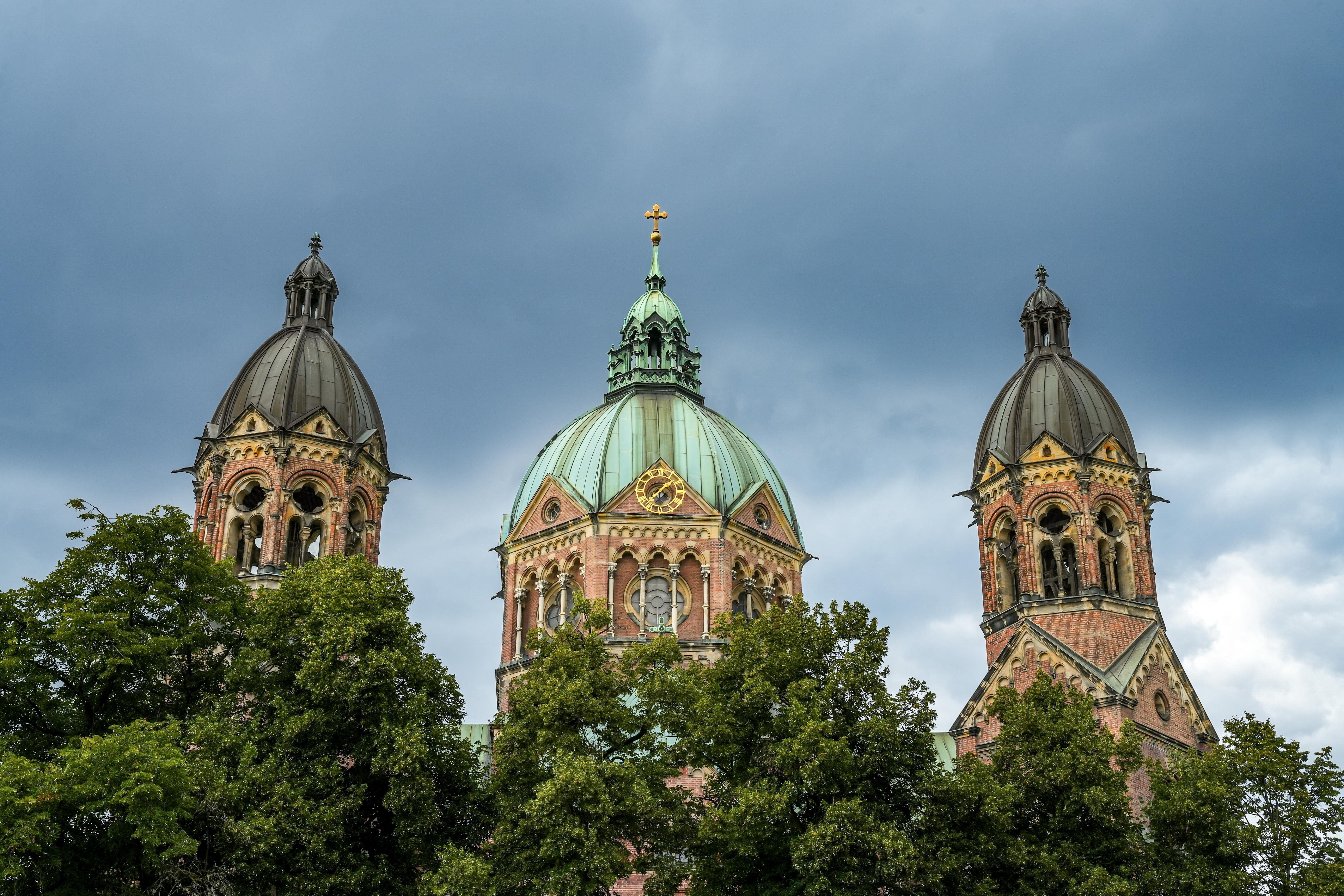 Stadtansicht von München: Die Lukaskirche, die größte evangelische Kirche Münchens. Dunkel bewölkter Himmel