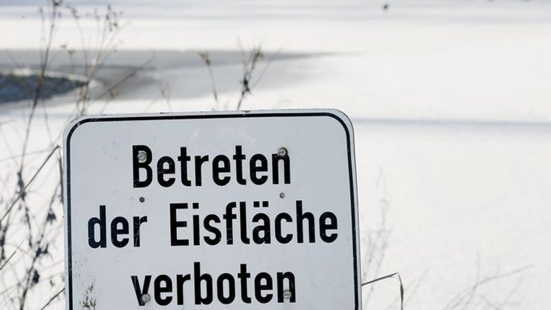 Ein Schild verbietet das Betreten der Eisfläche 