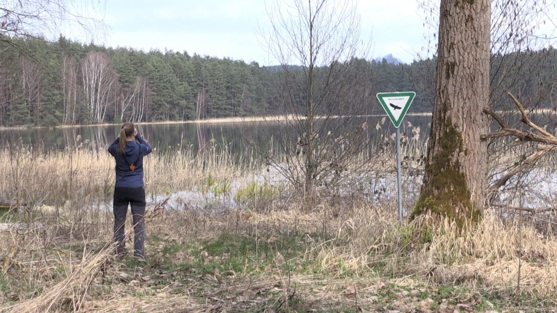 Miriam Hansbauer beim Beobachten von Kranichen.
