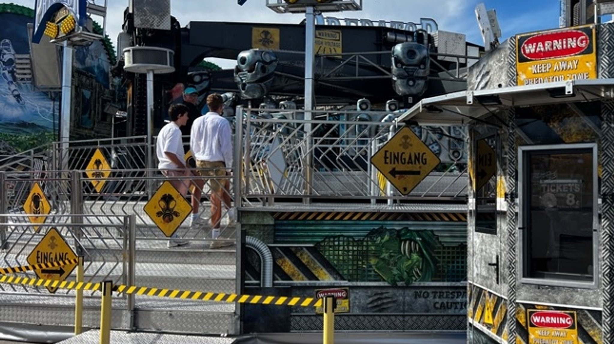 Mehrere Minuten sollen Besucher eines Fahrgeschäfts auf dem Oktoberfest über Kopf gehangen haben. | Bild: BR / Alisa Schröter Mehrere Minuten sollen Besucher eines Fahrgeschäfts auf dem Oktoberfest über Kopf gehangen haben.