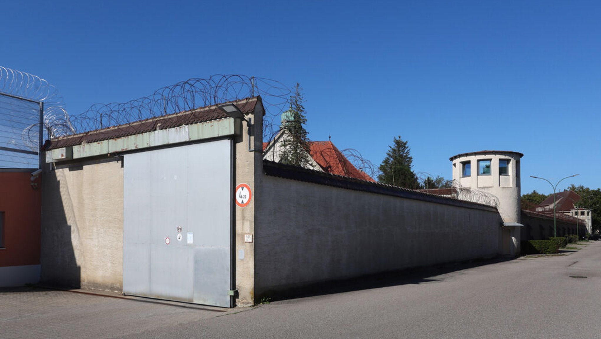 ARCHIV - 18.08.2023, Bayern, Landsberg am Lech: Ein Wachturm und eine gesicherte Mauer der Justizvollzugsanstalt Landsberg am Lech.  Star-Koch Alfons Schuhbeck sitzt jetzt im Gefängnis. Er hat seine Haftstrafe wegen Steuerhinterziehung angetreten, wie die Leiterin der Justizvollzugsanstalt Landsberg am Lech, Monika Groß, am Mittwoch bestätigte.  (zu dpa: «Haftstrafe angetreten - Schuhbeck ist im Gefängnis») Foto: Karl-Josef Hildenbrand/dpa +++ dpa-Bildfunk +++