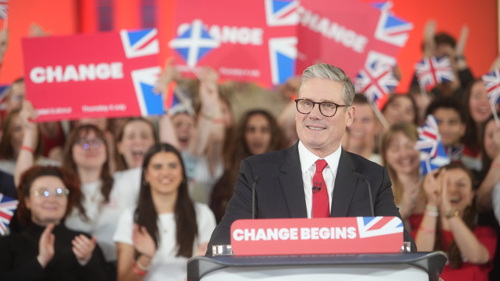 Labour-Chef Sir Keir Starmer spricht bei einer Beobachtungsparty für die Ergebnisse der Parlamentswahlen 2024 in London mit Anhängern.