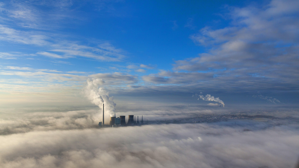 Inversionswetterlage und Abgaswolken des Kohlekraftwerks RWE-Power Gersteinwerk bei Werne