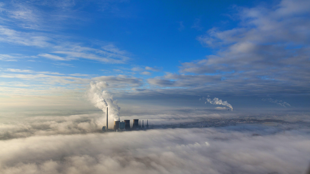Inversionswetterlage und Abgaswolken des Kohlekraftwerks RWE-Power Gersteinwerk bei Werne | Bild: picture-alliance/dpa Inversionswetterlage und Abgaswolken des Kohlekraftwerks RWE-Power Gersteinwerk bei Werne
