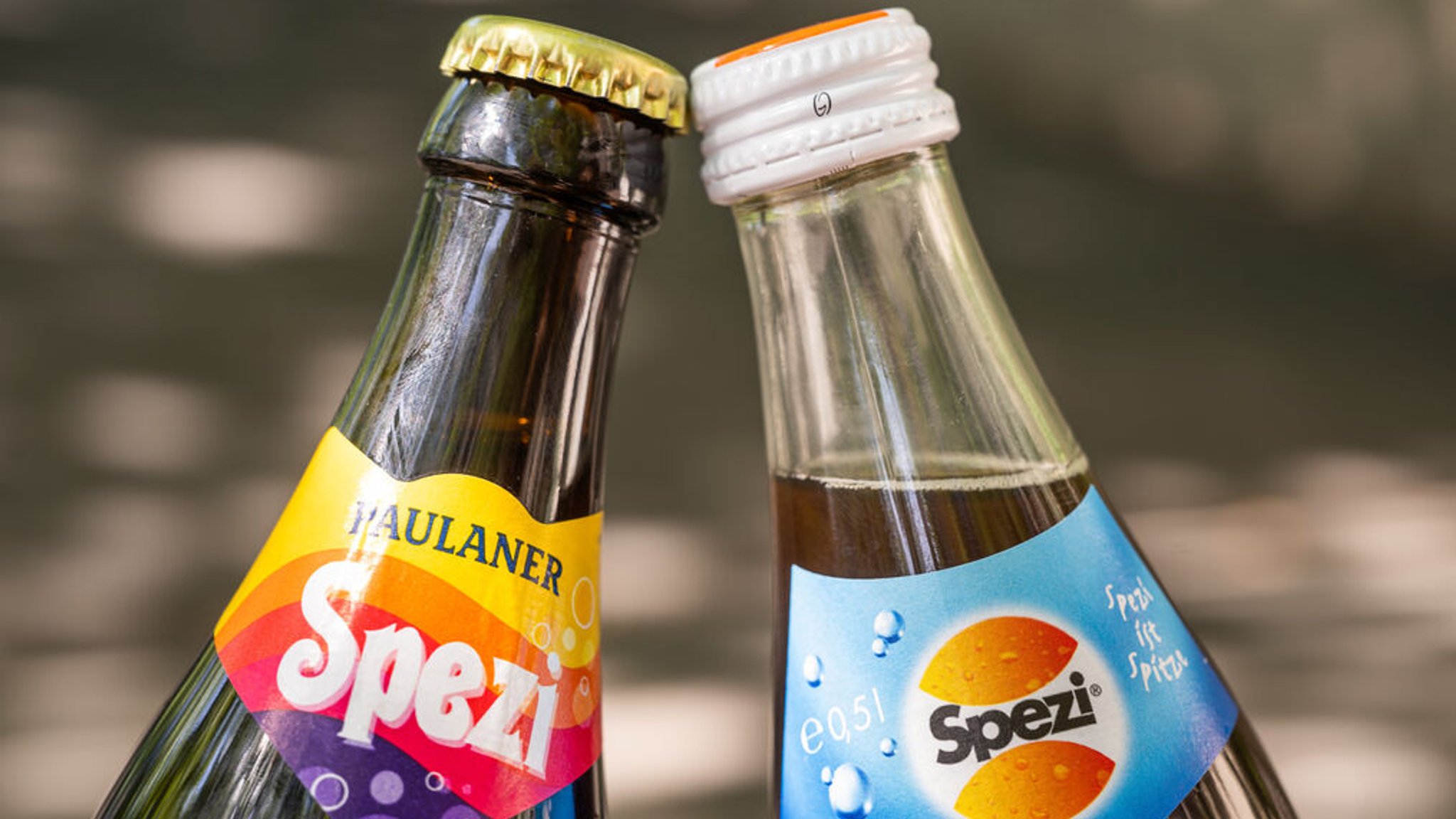 Eine Flasche ·Spezi· (l) von der Großbrauerei Paulaner und eine Flasche ·Spezi· der Augsburger Riegele Brauerei | Bild: dpa-Bildfunk/Peter Kneffel Eine Flasche ·Spezi· (l) von der Großbrauerei Paulaner und eine Flasche ·Spezi· der Augsburger Riegele Brauerei