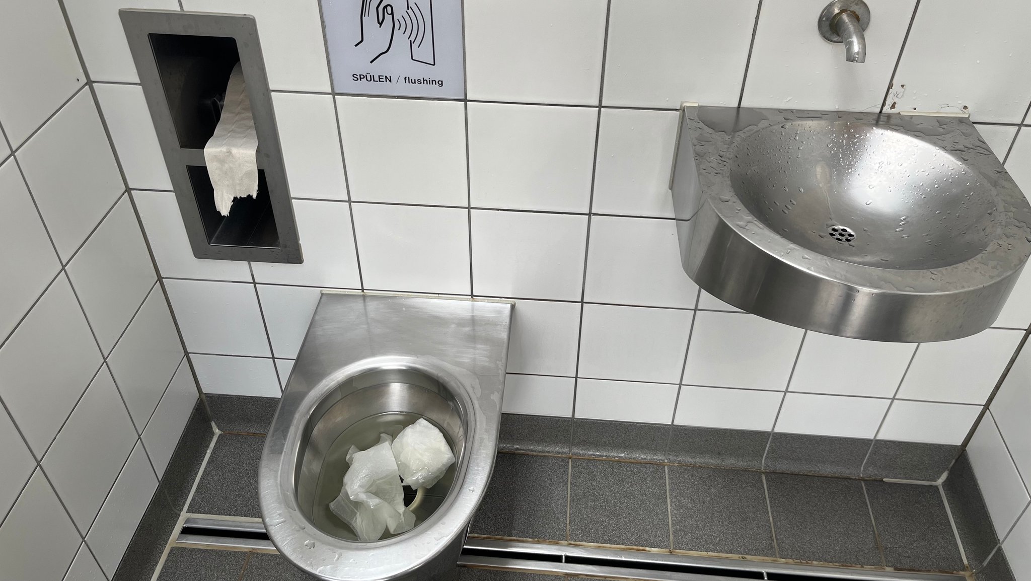 Rastplatz Ludergraben: mit Papier, aber auch mit verstopfter Toilette, dreckigem Boden und strengem Geruch