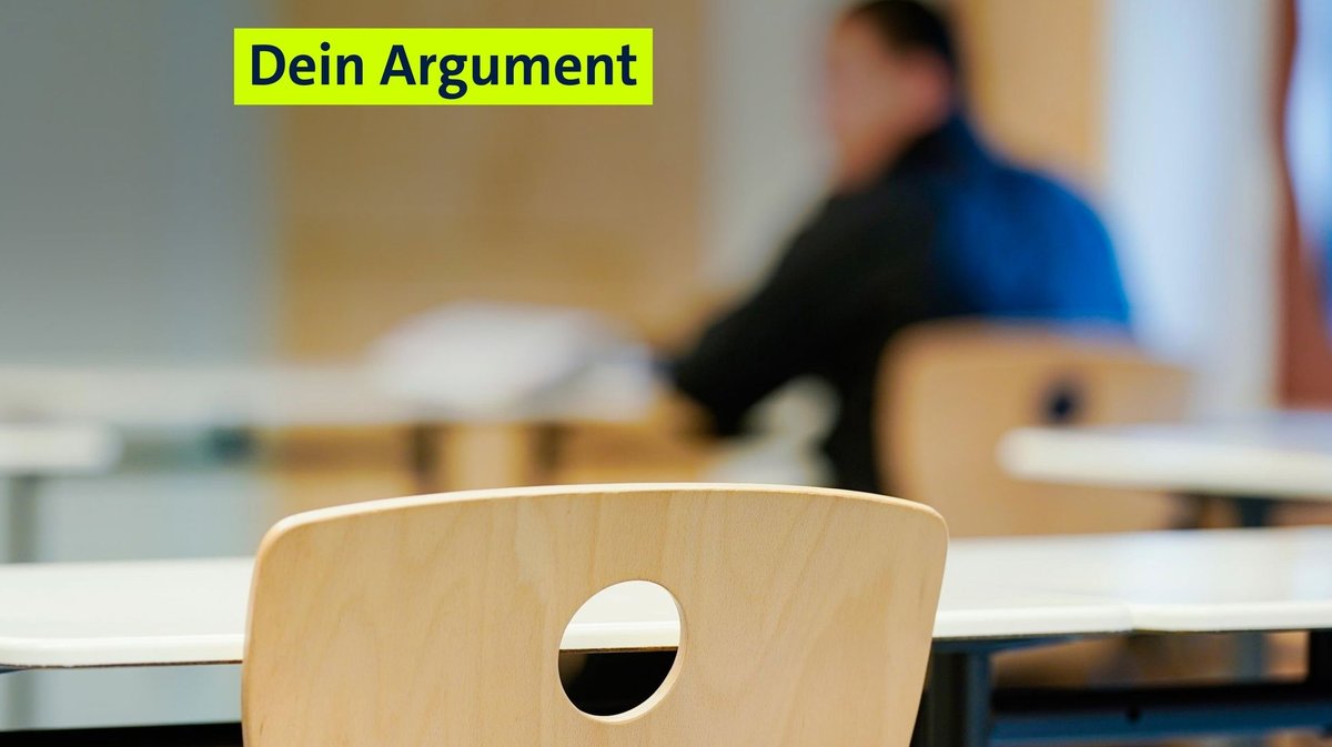 Ein leerer Stuhl in einem Klassenzimmer. An einem Pult weiter vorne sitzt ein Schüler. 