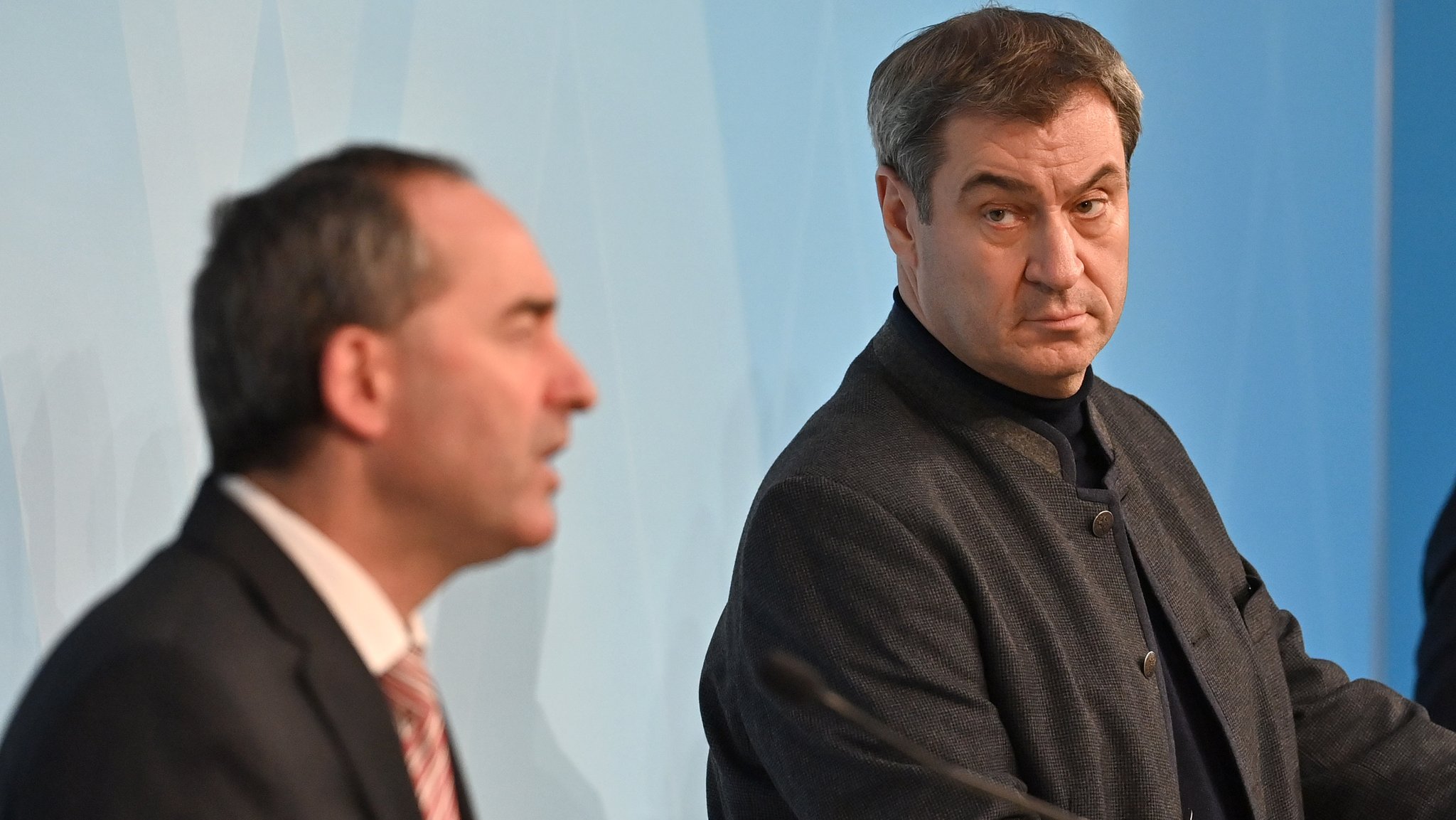 Archivbild: Aiwanger und Söder bei einer Pressekonferenz der Bayerischen Staatsregierung am 14.03.2023 in München.