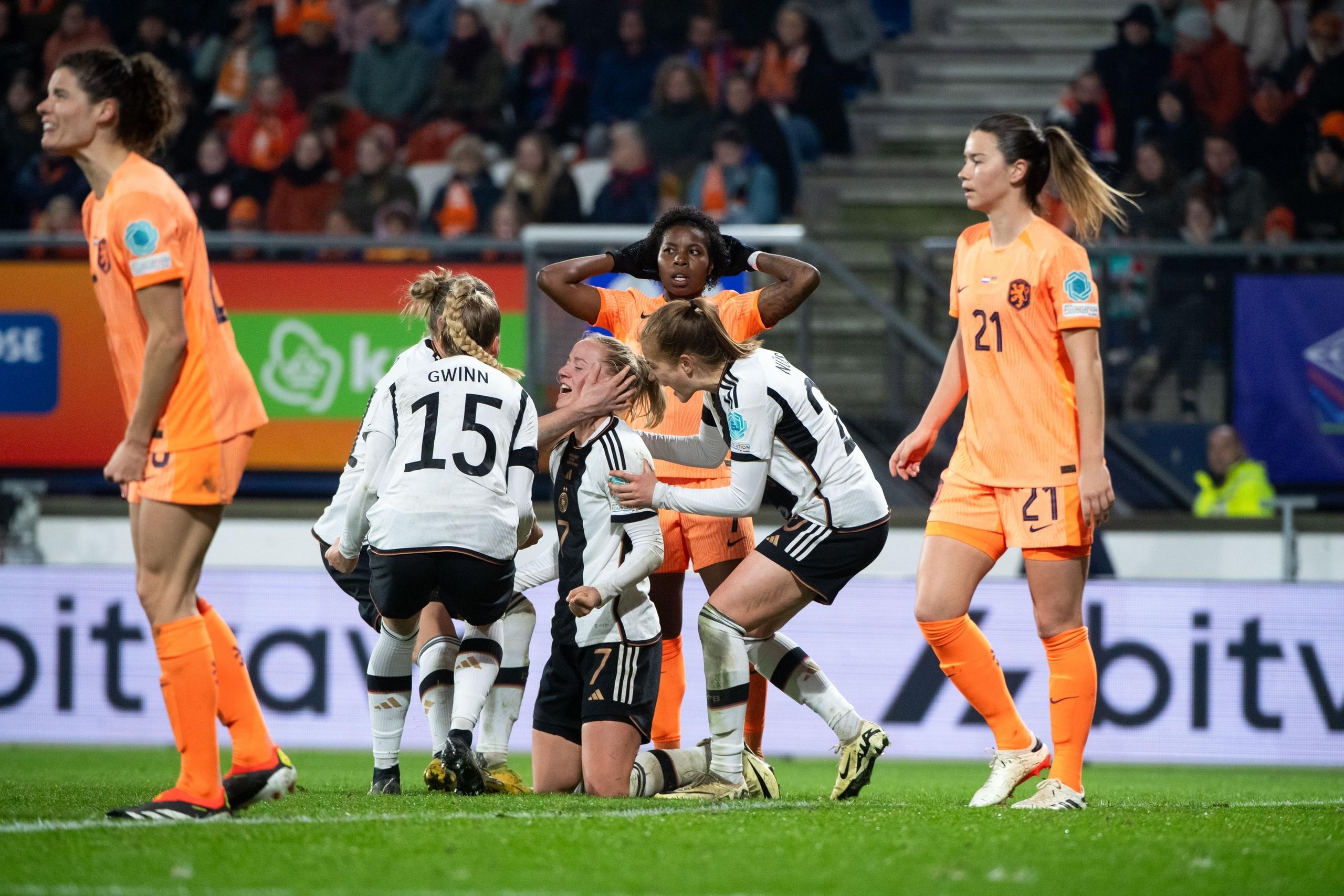 Lea Schüller bejubelt mit ihren Teamkolleginnen das 2:0 von Deutschland über die Niederlande.