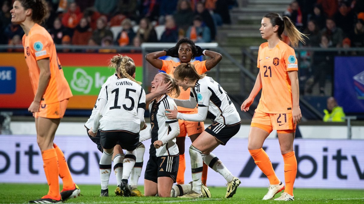 Lea Schüller bejubelt mit ihren Teamkolleginnen das 2:0 von Deutschland über die Niederlande.