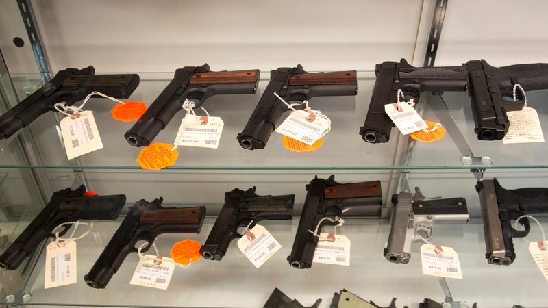 Symbolbild: Schusswaffen im Schaufenster eines Ladens | Bild: picture alliance / imageBROKER | Jim West Symbolbild: Schusswaffen im Schaufenster eines Ladens