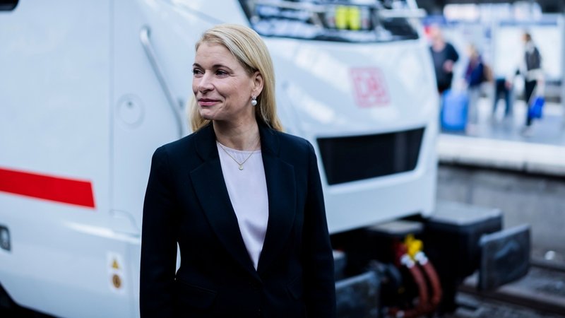 ARCHIV - 17.10.2025, Berlin: Evelyn Palla, Vorstandsvorsitzende der DB, steht vor dem neuen ICE L der Deutschen Bahn am Berliner Ostbahnhof. | Bild: dpa-Bildfunk/Christoph Soeder ARCHIV - 17.10.2025, Berlin: Evelyn Palla, Vorstandsvorsitzende der DB, steht vor dem neuen ICE L der Deutschen Bahn am Berliner Ostbahnhof.
