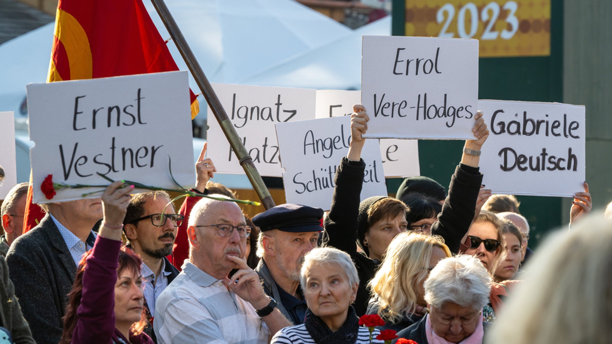 Angehörige halten während einer Gedenkveranstaltung für die Opfer des Oktoberfest-Attentats Schilder mit den Namen der Opfer hoch.