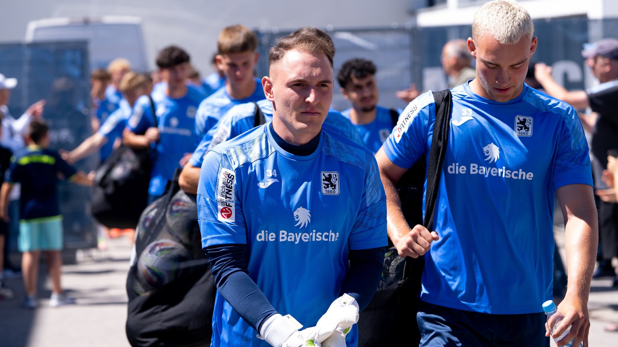 Trainingsauftakt TSV 1860 München. Stefan Musa (l.) kommt zum Training. | Bild: picture alliance/dpa | Sven Hoppe Trainingsauftakt TSV 1860 München. Stefan Musa (l.) kommt zum Training.