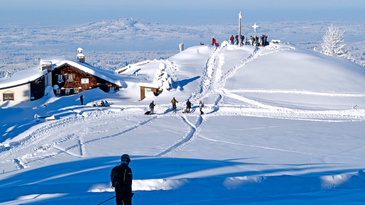 Ein Skitourengeher in den Ammergauer Alpen, im Hintergrund die Hörnlehütte und der Zeitberg (Archivbild)