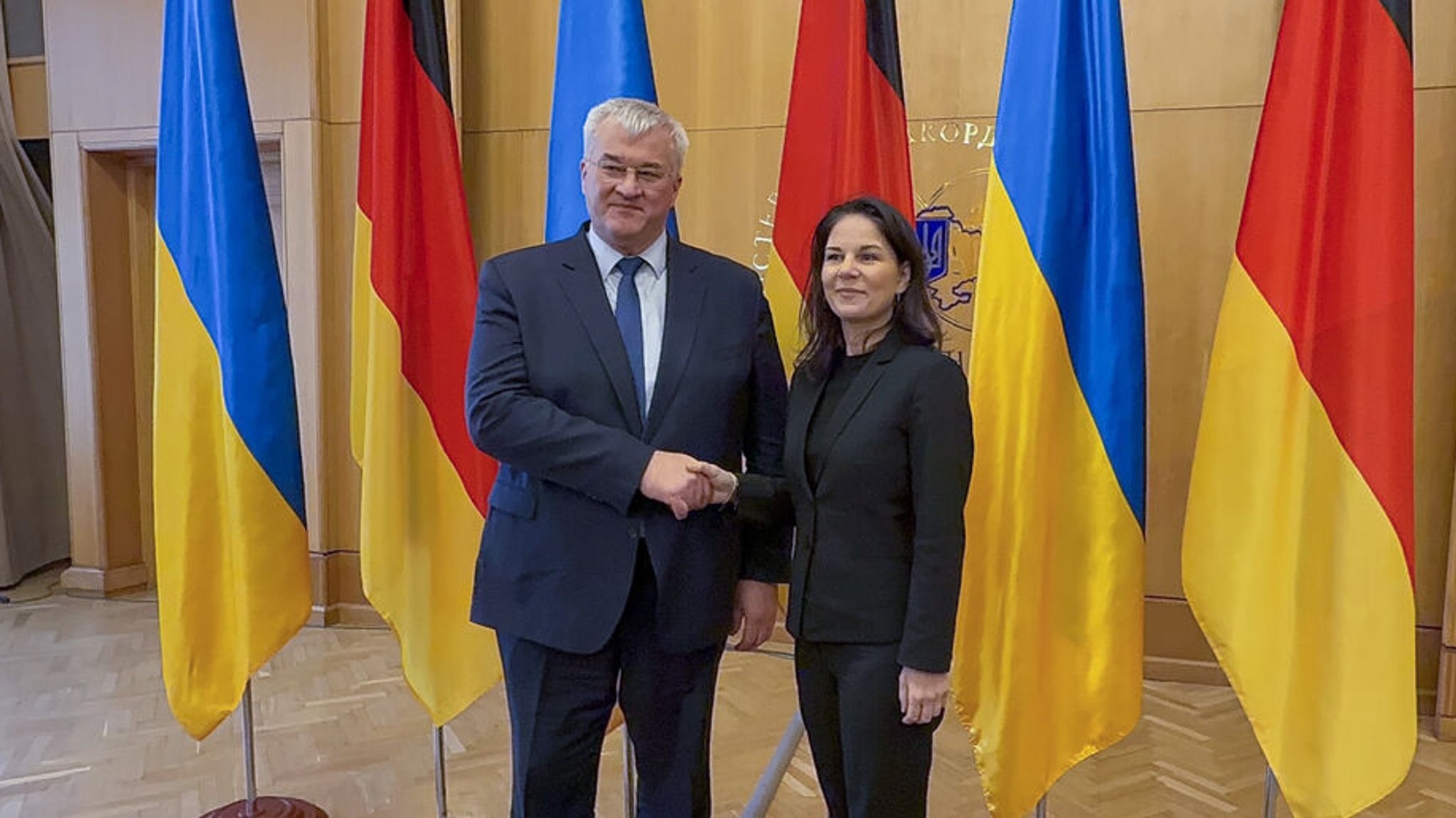 Kiew: Bundesaußenministerin Annalena Baerbock (r, Bündnis 90/Die Grünen) und der ukrainische Außenminister Andrij Sybiha begrüßen sich im Außenministerium.