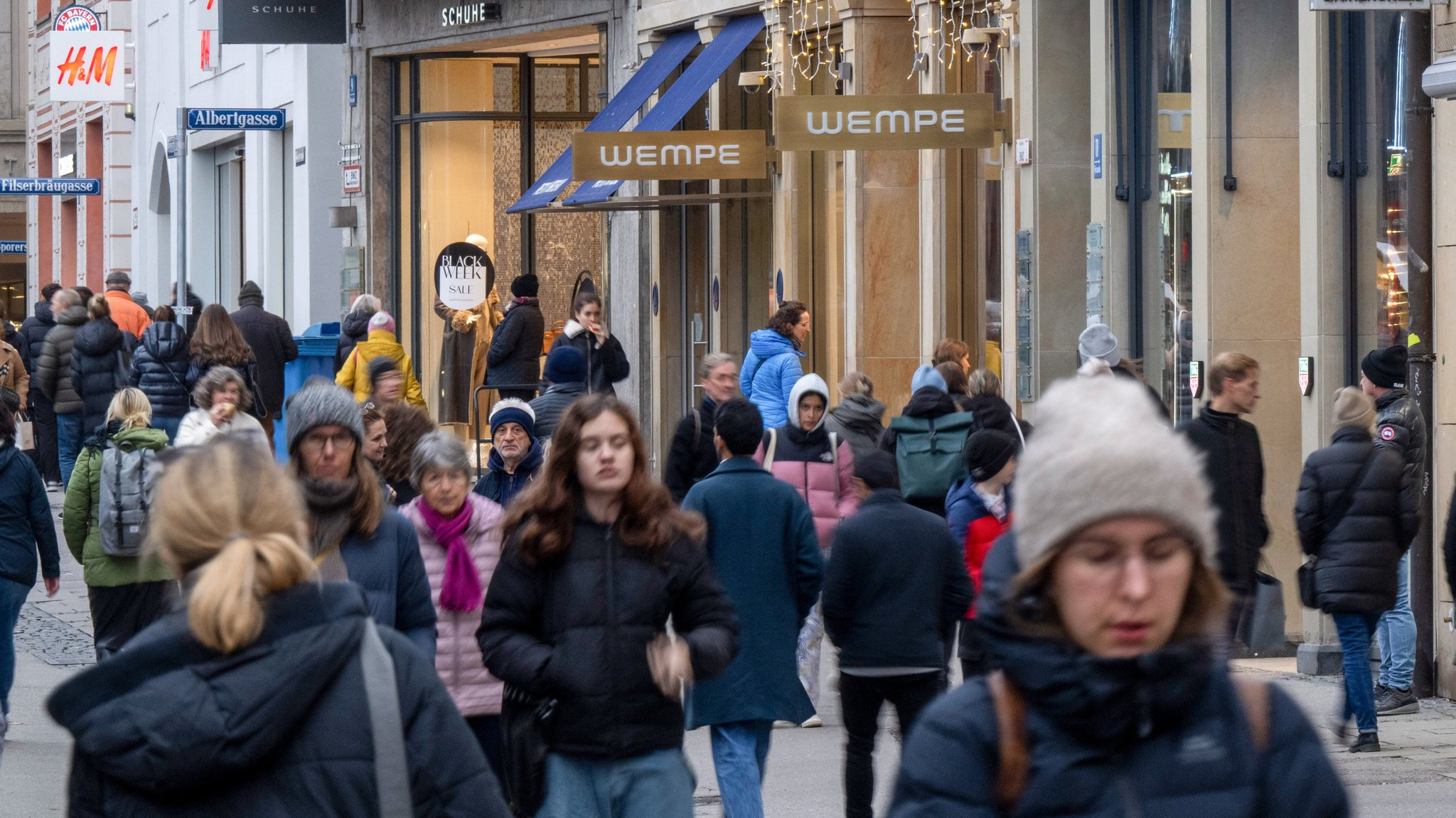 Passanten gehen durch die vorweihnachtlichen Fußgängerzone der Münchner Innenstadt.