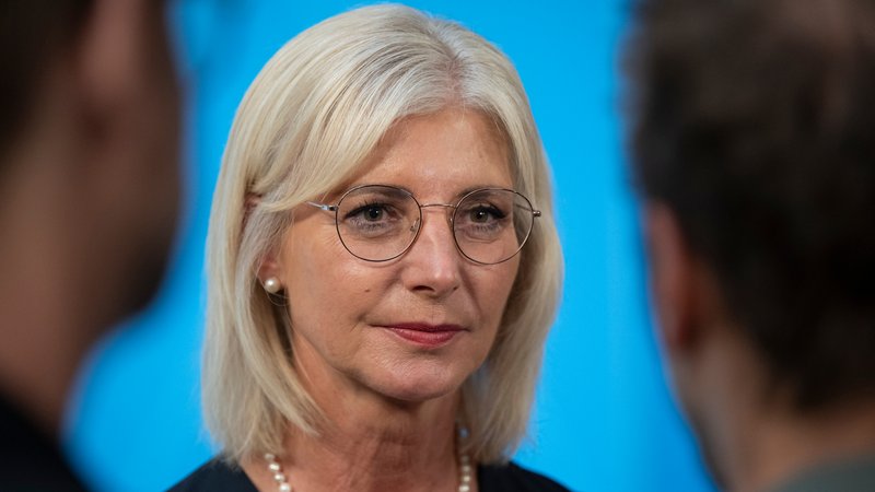 Unter Druck: Bayerns Sozialministein Ulrike Scharf, CSU | Bild: picture alliance/dpa | Peter Kneffel Unter Druck: Bayerns Sozialministein Ulrike Scharf, CSU