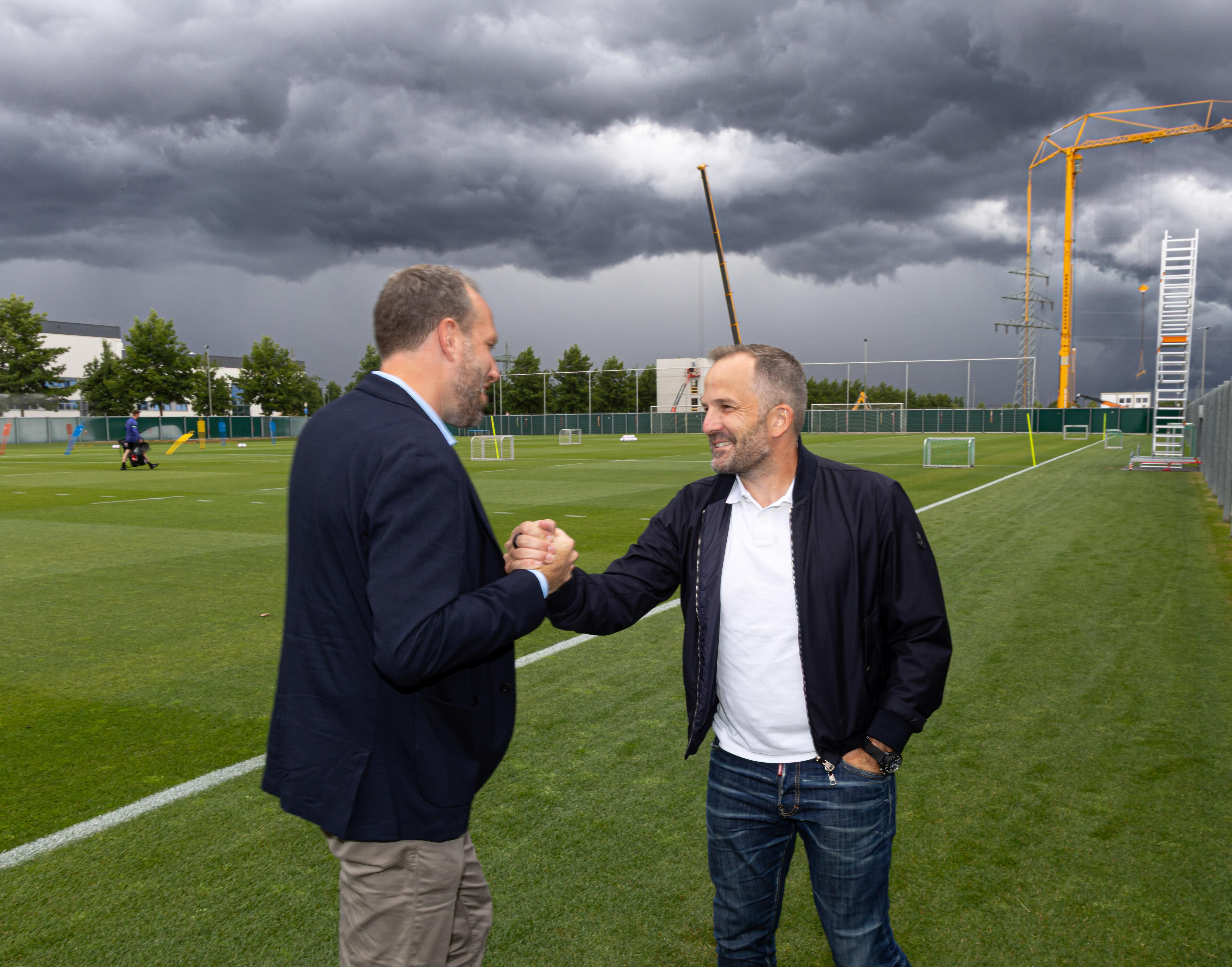 Michael Ströll (Geschäftsführer Finanzen FC Augsburg, li.) begrüßt Manuel Baum