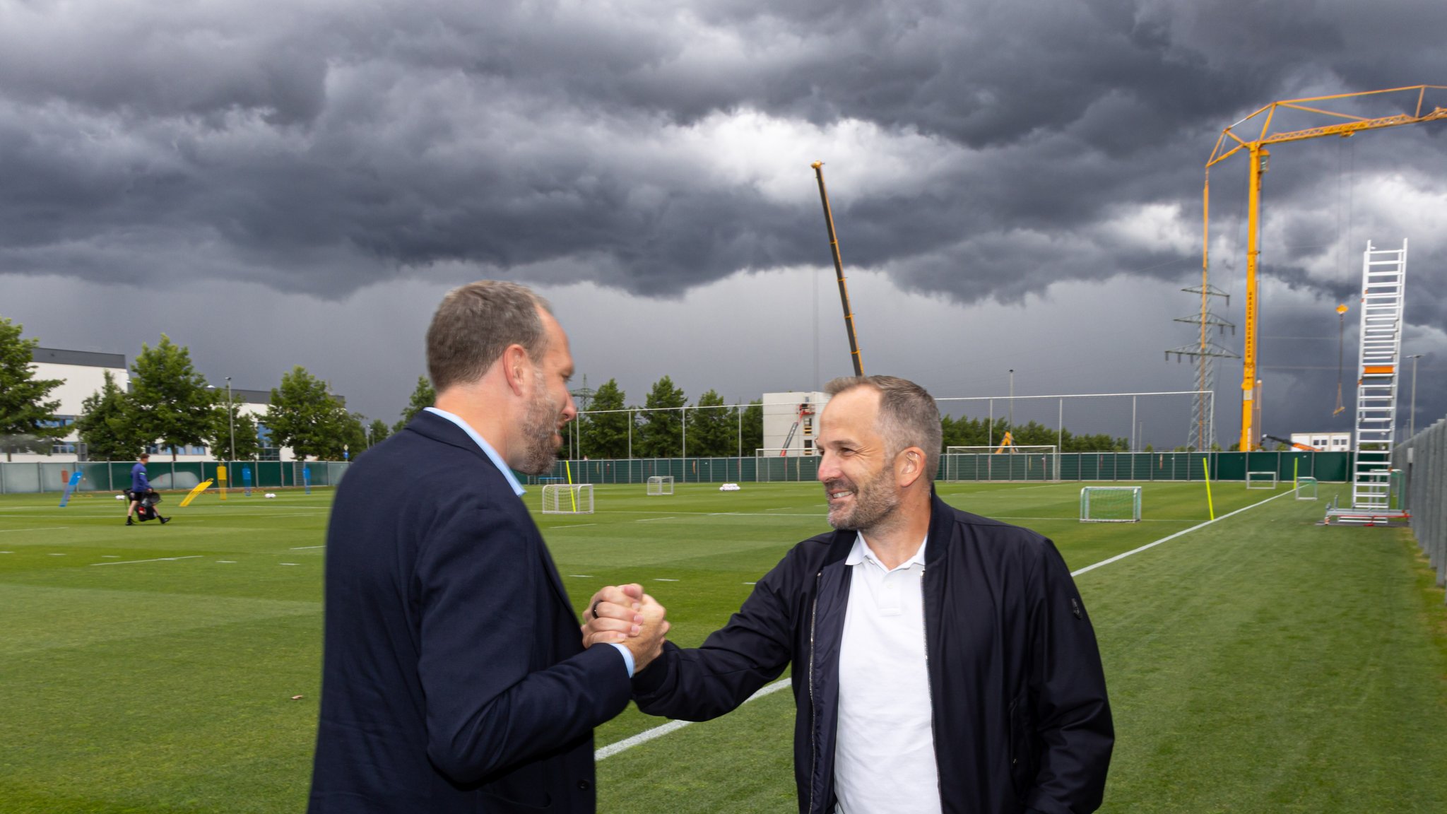 Michael Ströll (Geschäftsführer Finanzen FC Augsburg, li.) begrüßt Manuel Baum