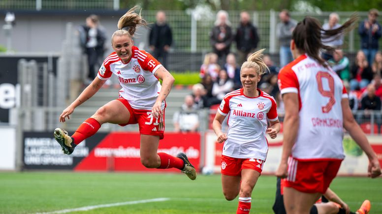 Georgia Stanway (l.) und ihre Mannschaftskameradinnen jubeln über ihren Treffer in Leverkusen | Bild:picture-alliance/dpa