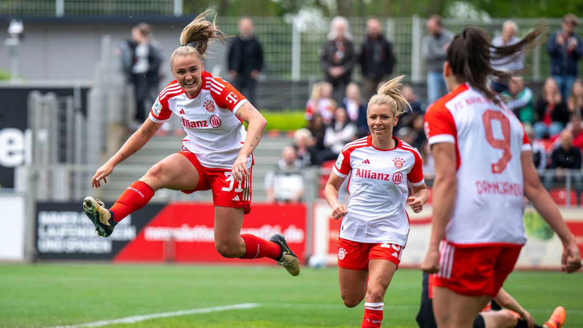 Georgia Stanway (l.) und ihre Mannschaftskameradinnen jubeln über ihren Treffer in Leverkusen