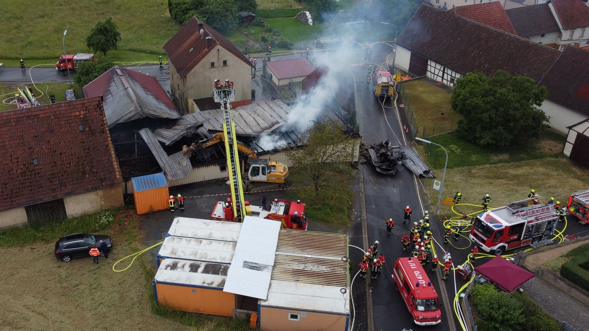 In Kaisten, einem Ortsteil von Wasserlosen im Landkreis Schweinfurt, ist ein landwirtschaftliches Anwesen am frühen Freitagmorgen in Brand geraten. Dabei sind vier ineinander verschachtelte Scheunen zerstört worden. Der Sachschaden ist enorm hoch.