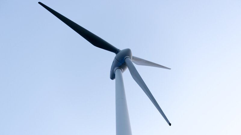 Windrad von unten (Symbolbild) | Bild: BR / Christine Meder Windrad von unten (Symbolbild)