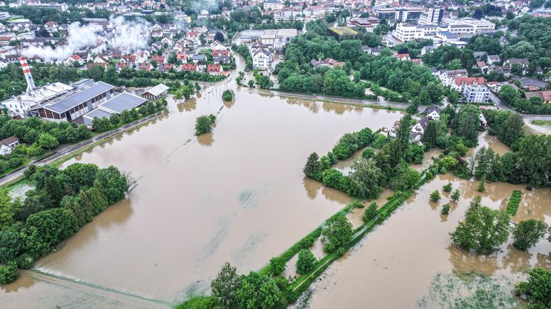 Landkreis Pfaffenhofen: Luftbildaufnahmen zeigen die aus den Ufern getretene Ilm (Luftaufnahme mit einer Drohne) | Bild:picture alliance/dpa | Jason Tschepljakow