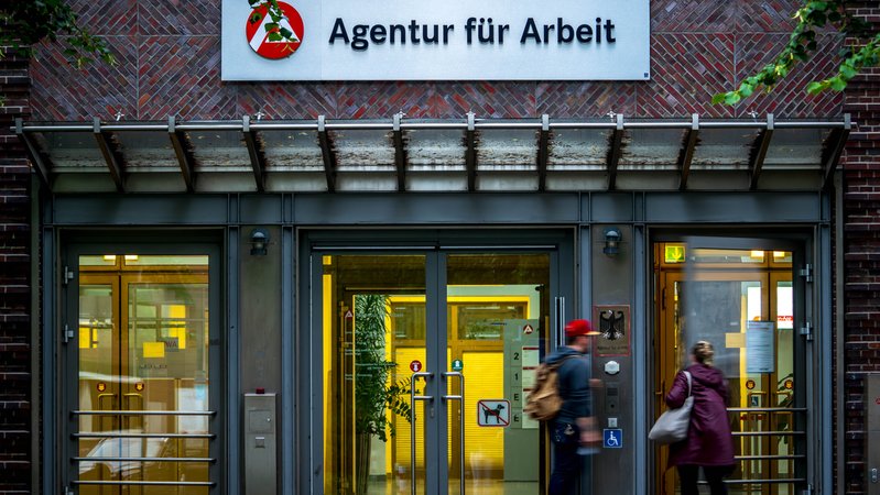 Der Eingang zur "Agentur für Arbeit" | Bild: picture alliance/dpa | Sina Schuldt Der Eingang zur "Agentur für Arbeit"
