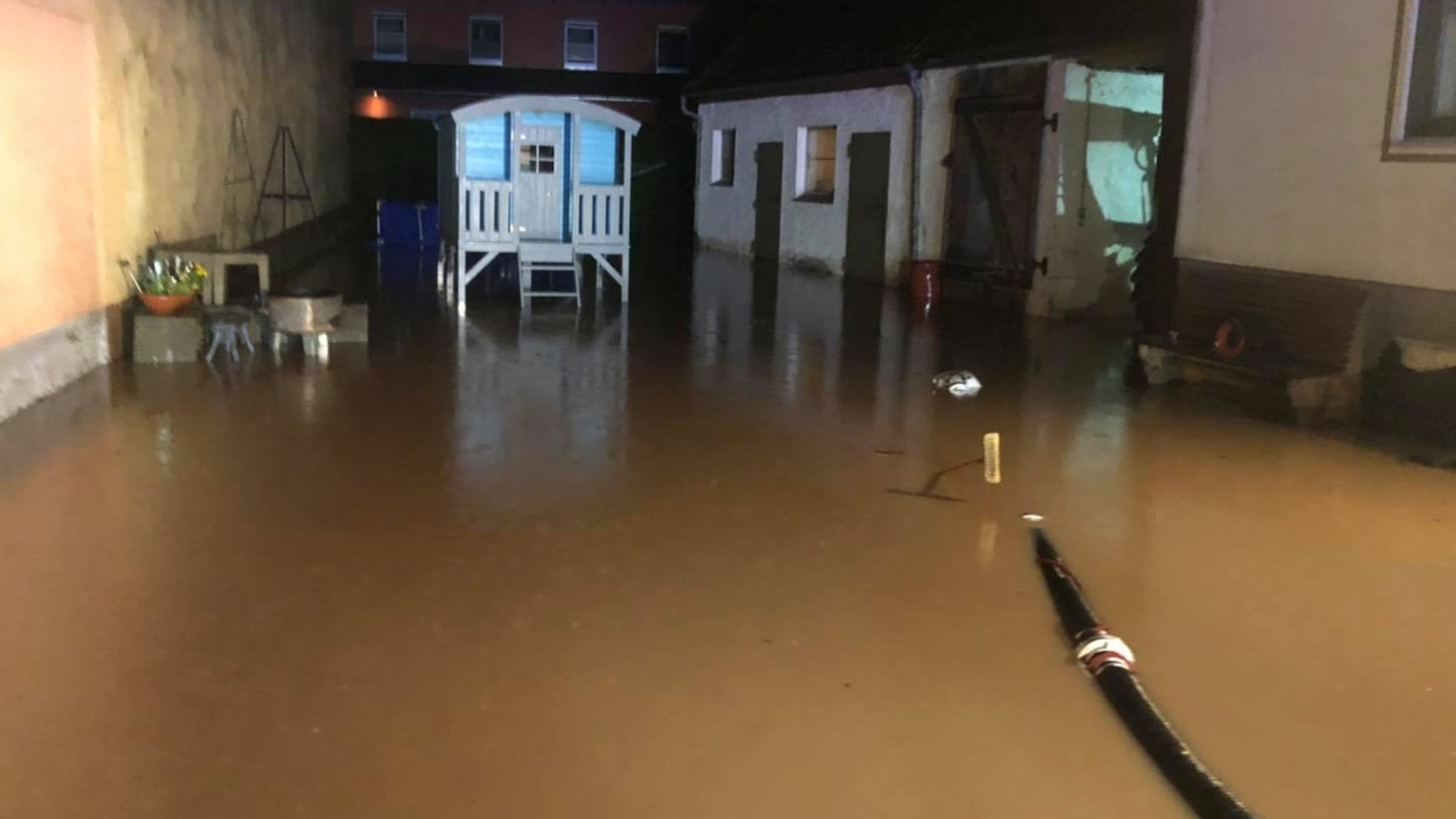 Unwetter: Starkregen sorgt für "sintflutartige Bäche"