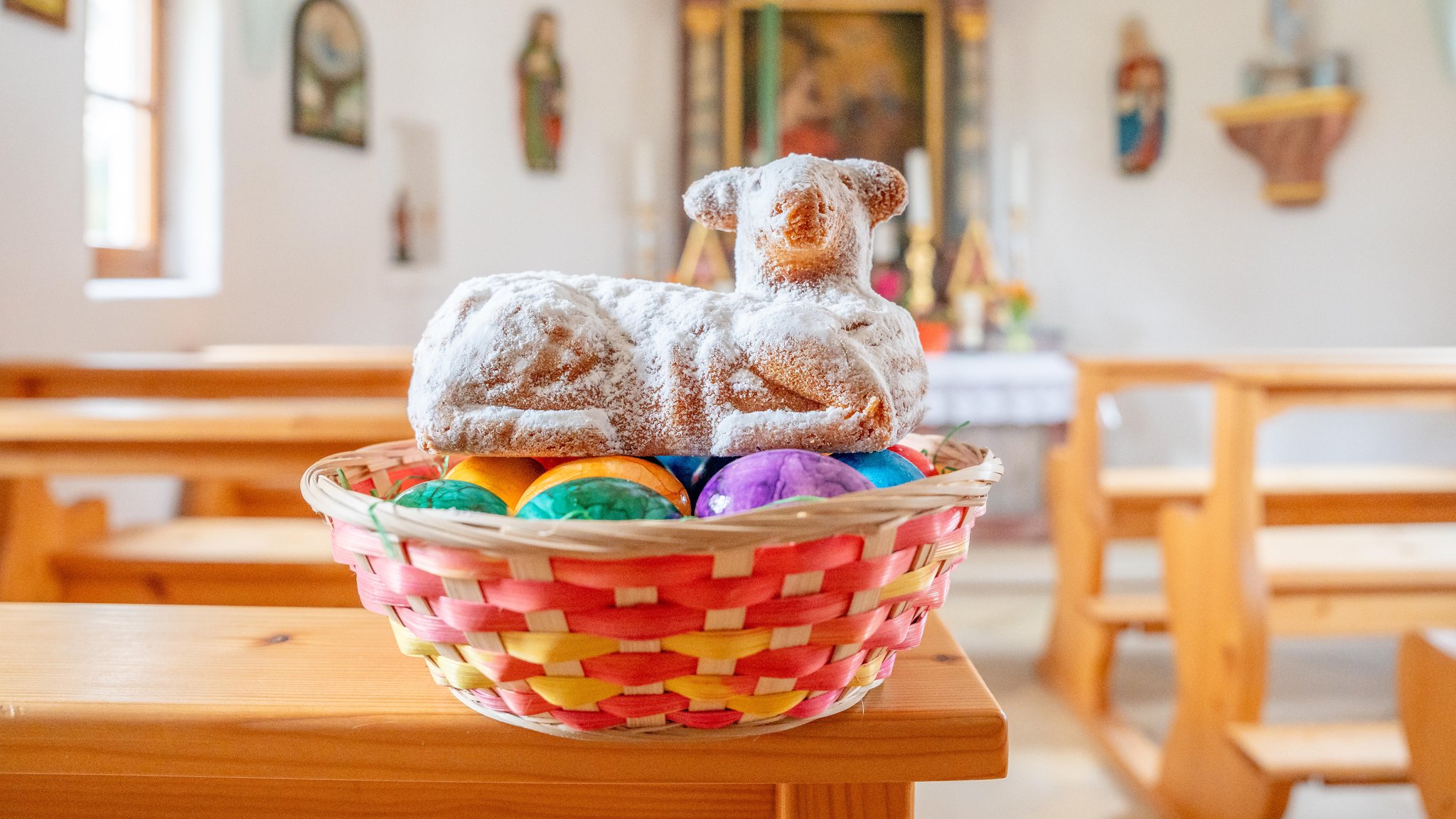 Osterbräuche: Woher kommen Ostereier, Osterlamm und Osterlachen?