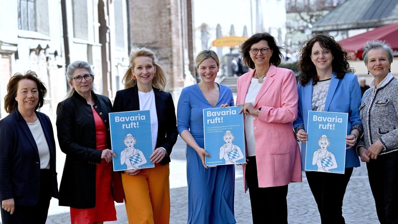 Gruppenfoto bei der Vorstellung der Initiative "Bavaria ruft!" | Bild: Bayerischer Landtag / Astrid Schmidhuber Gruppenfoto bei der Vorstellung der Initiative "Bavaria ruft!"