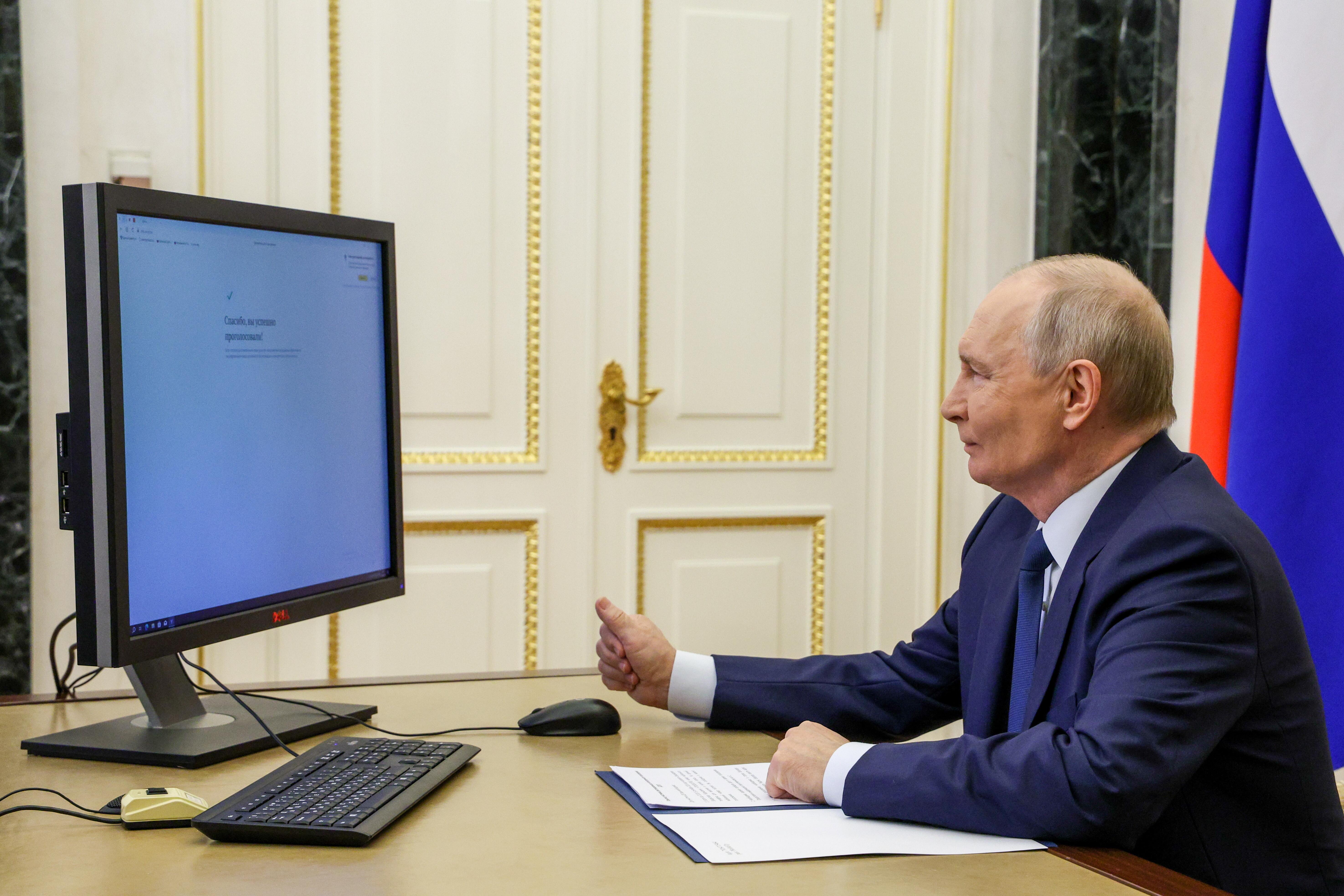 Der russische Präsident vor einem Computer-Bildschirm | Bild:Vyacheslav Prokofyev/Picture Alliance