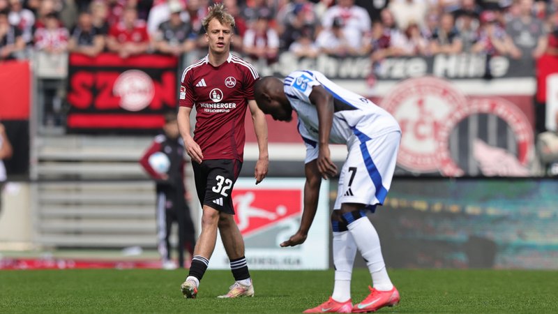 Jean-Luc Dompé (r.) mit der "Too-Small"-Geste Richtung Tim Janisch | Bild: dpa/pa Jean-Luc Dompé (r.) mit der "Too-Small"-Geste Richtung Tim Janisch