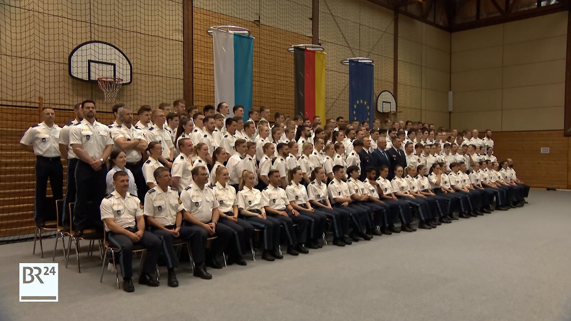 130 Anwärter, die zur Ausbildung bei der Polizei eingestellt wurden, in einem Gruppenbild