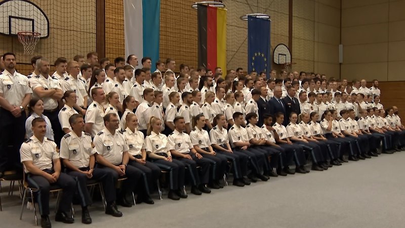 130 Anwärter, die zur Ausbildung bei der Polizei eingestellt wurden, in einem Gruppenbild