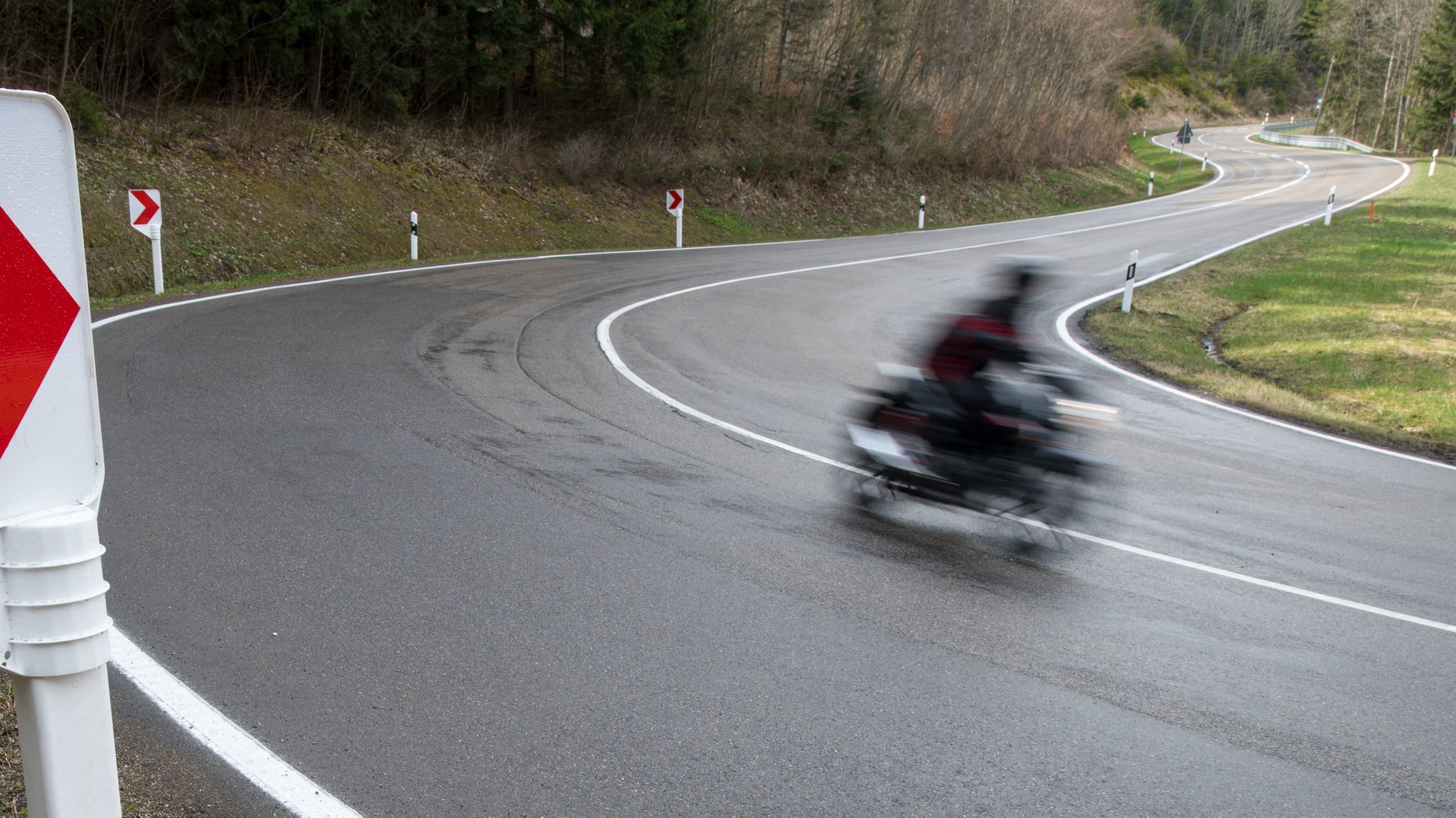 Ein Motorradfahrer auf einer kurvigen Strecke