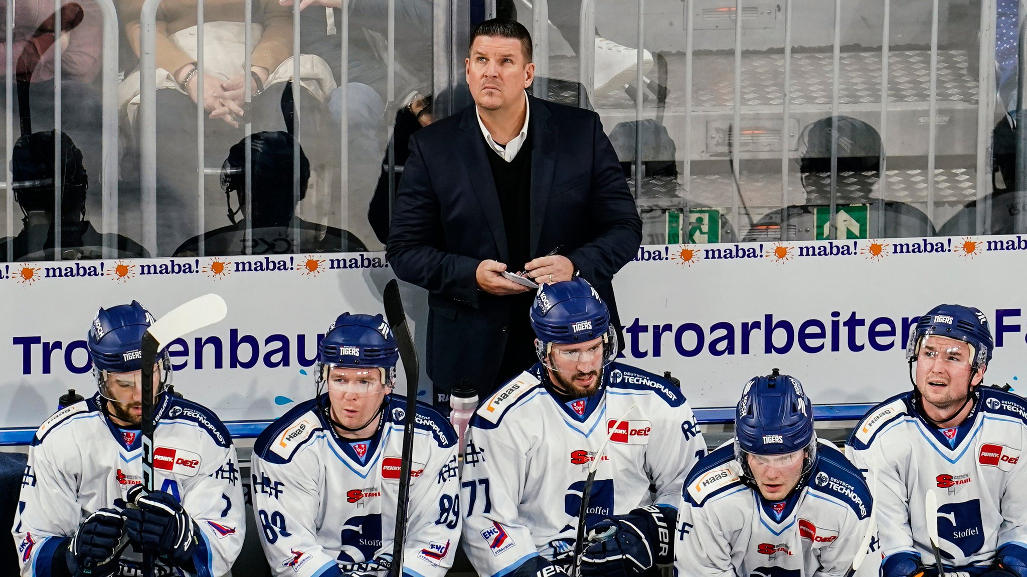 Straubings Trainer Tom Pokel steht beim Spiel gegen Mannheim hinter seinen Spielern