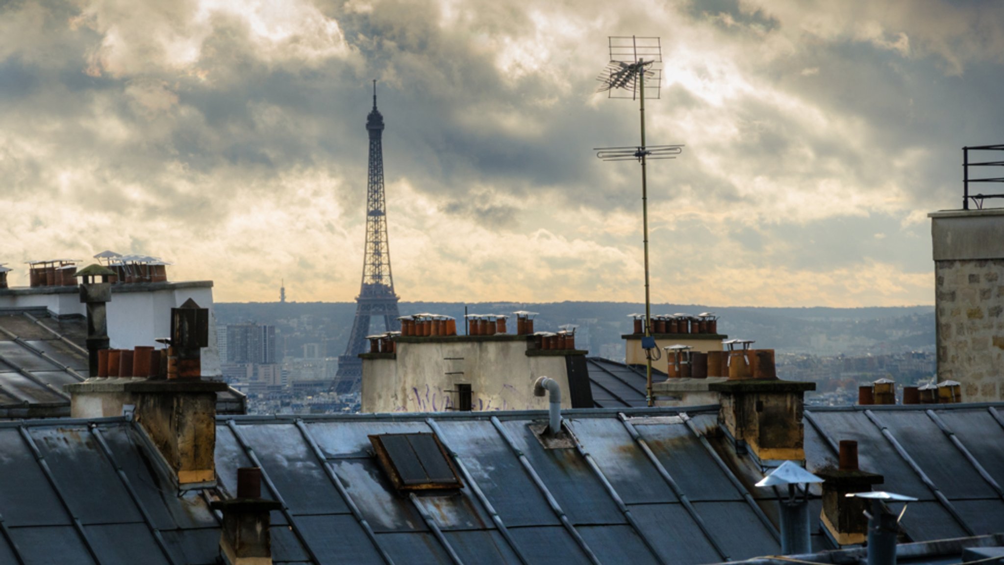 Blick über die Dächer von Paris auf den Eifelturfm