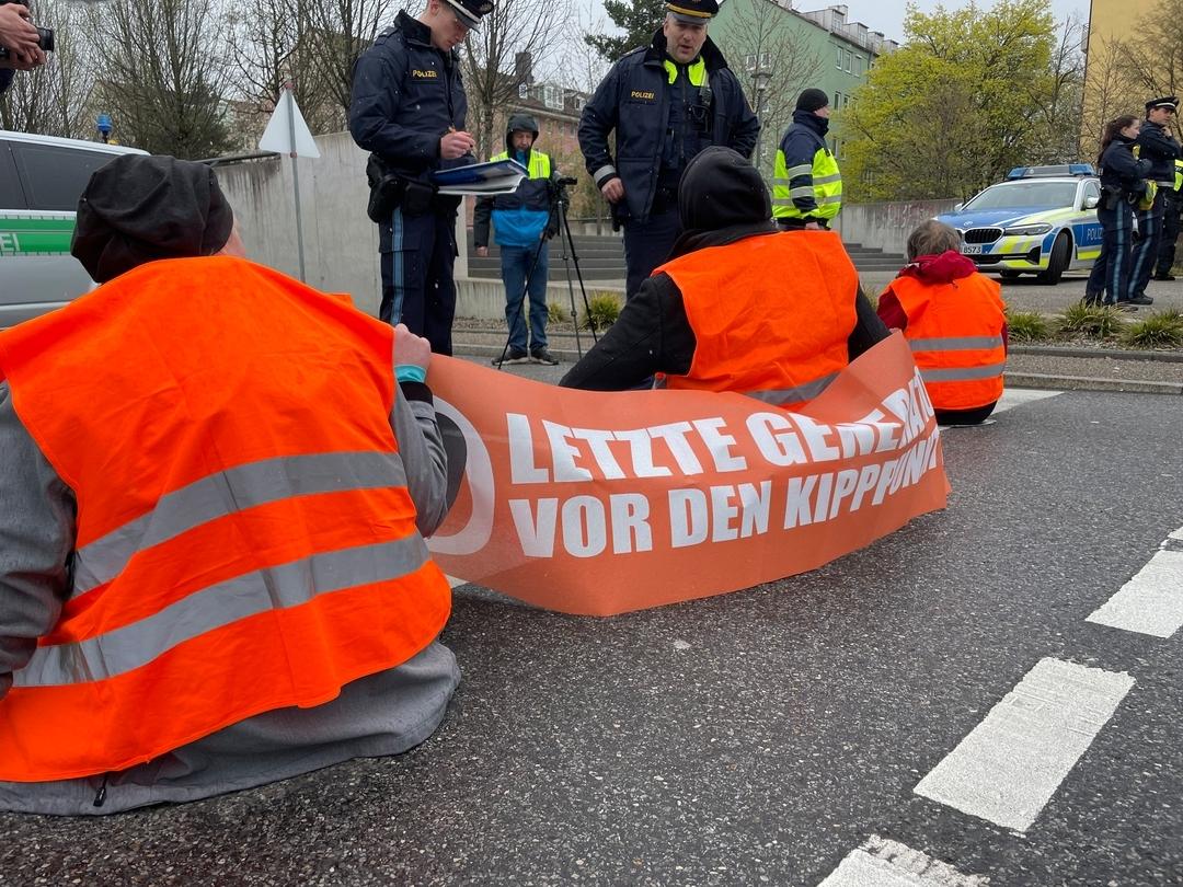 Aktivisten der "Letzten Generation" blockieren eine Abfahrt vom Mittleren Ring im Stadtteil Sendling.