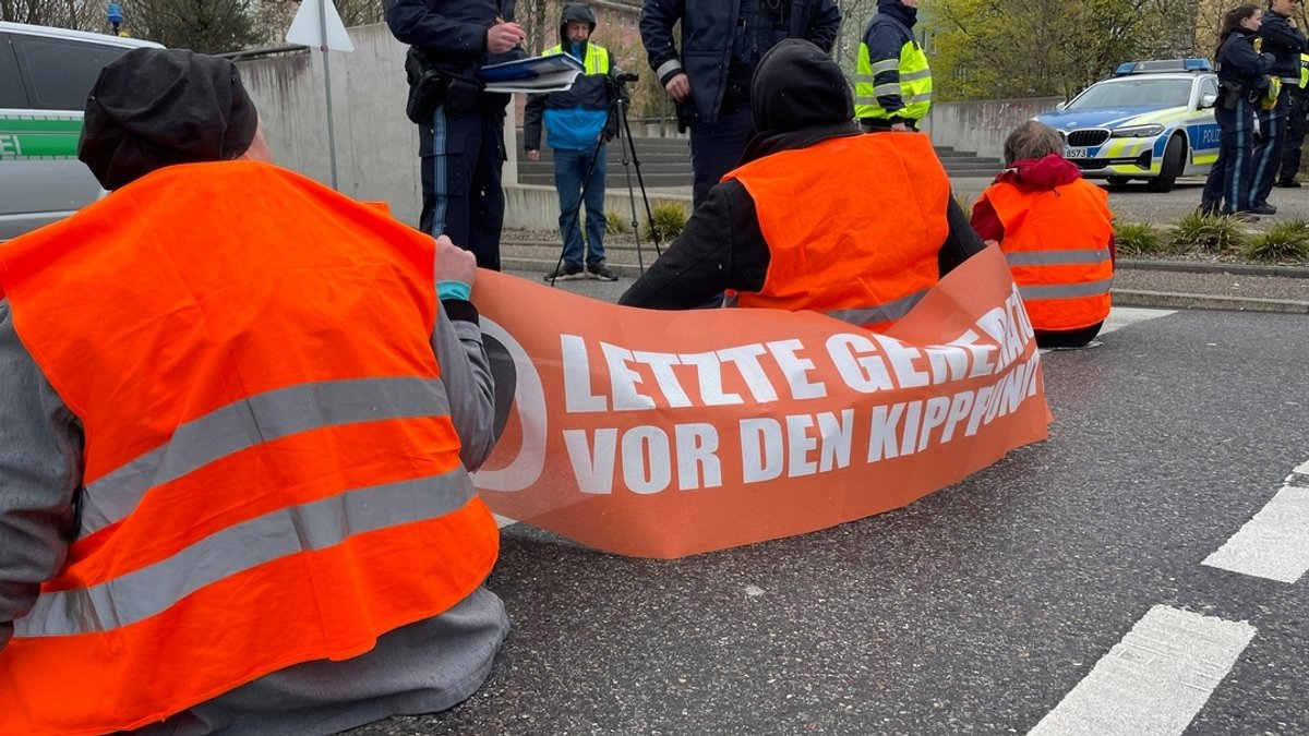 Aktivisten der "Letzten Generation" blockieren eine Abfahrt vom Mittleren Ring im Stadtteil Sendling.