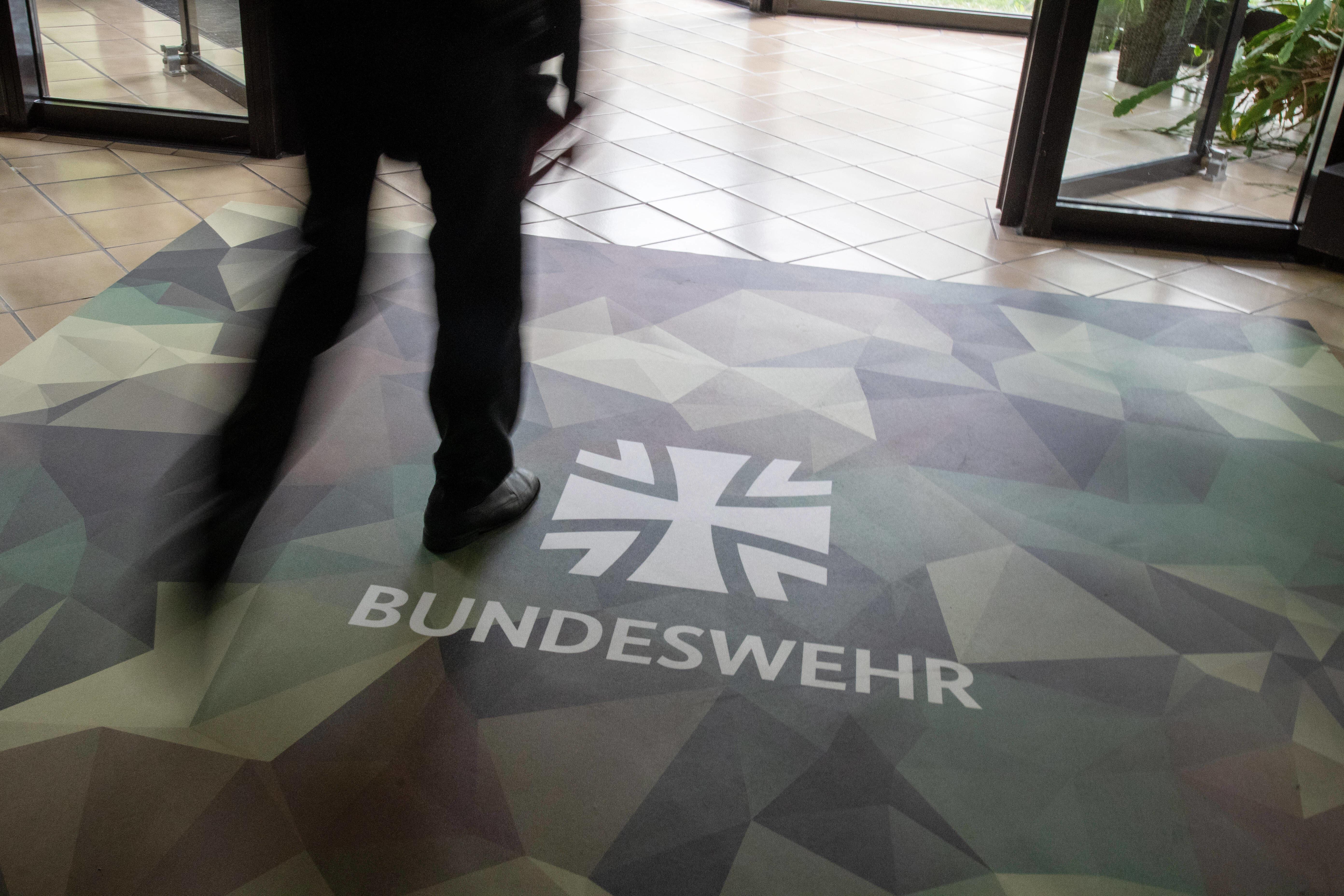 Symbolbild Musterung Bundeswehr ARCHIV (27.04.2022): Bewerbertage bei der Bundeswehr. Bewerber müssen dafür eine Eignungsprüfung bestehen. Logo der Bundeswehr.