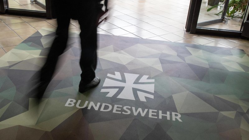 Symbolbild Musterung Bundeswehr ARCHIV (27.04.2022): Bewerbertage bei der Bundeswehr. Bewerber müssen dafür eine Eignungsprüfung bestehen. Logo der Bundeswehr. | Bild: picture alliance / SZ Photo | Catherina Hess Symbolbild Musterung Bundeswehr ARCHIV (27.04.2022): Bewerbertage bei der Bundeswehr. Bewerber müssen dafür eine Eignungsprüfung bestehen. Logo der Bundeswehr.