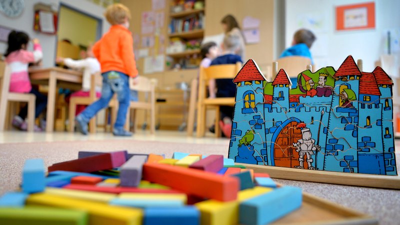 Spielzeug liegt in einer Kindertagesstätte auf dem Boden (Archiv- und Symbolbild)